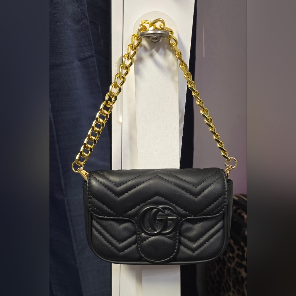 Source Unknown Black Quilted Crossbody with Gold Chain